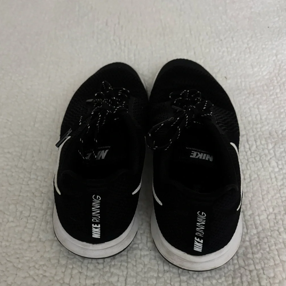 Nike sleek black